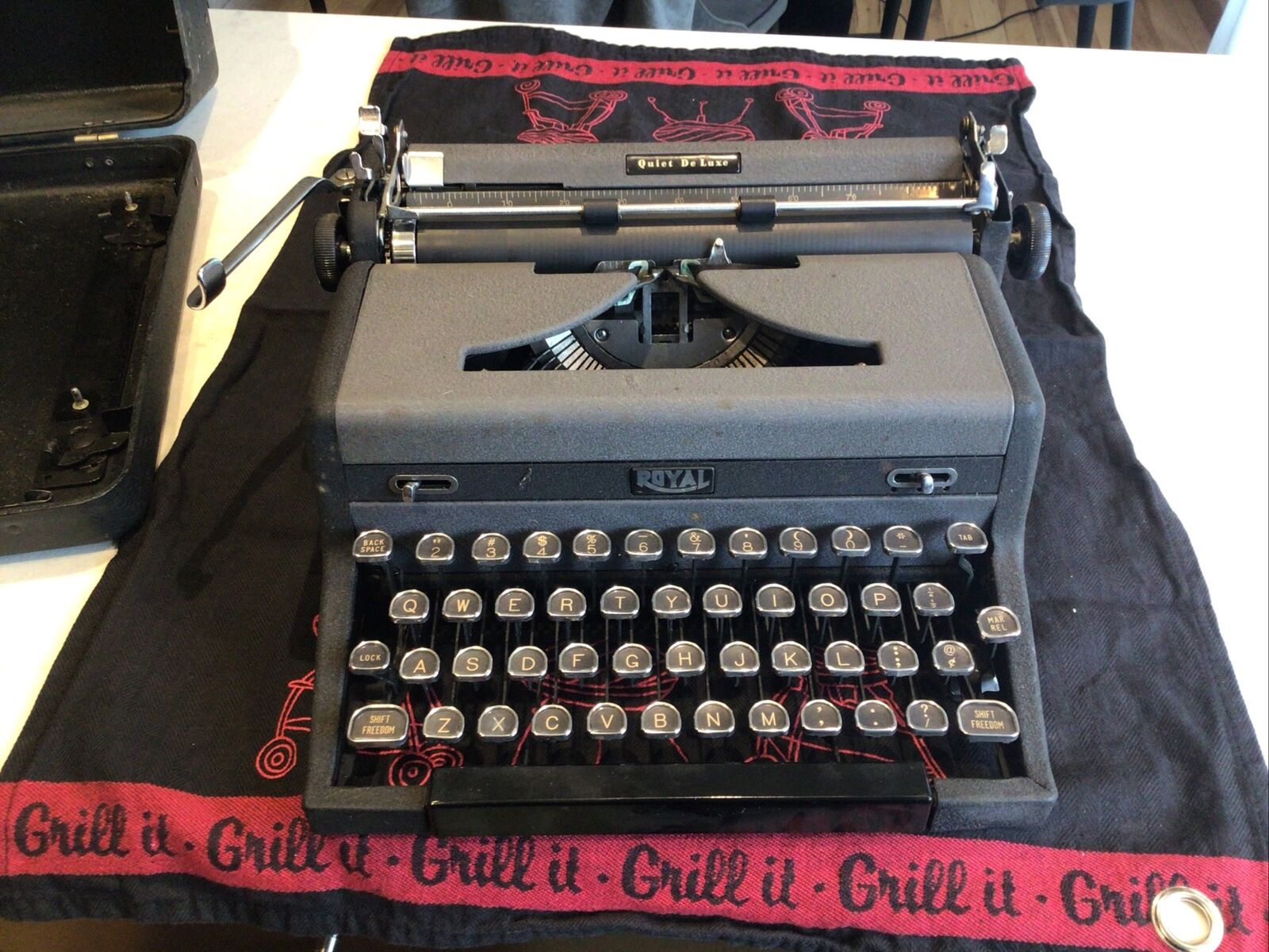 Vintage 1948 ROYAL QUIET DELUXE Typewriter Manual & Case Black & Gray EXCELLENT
