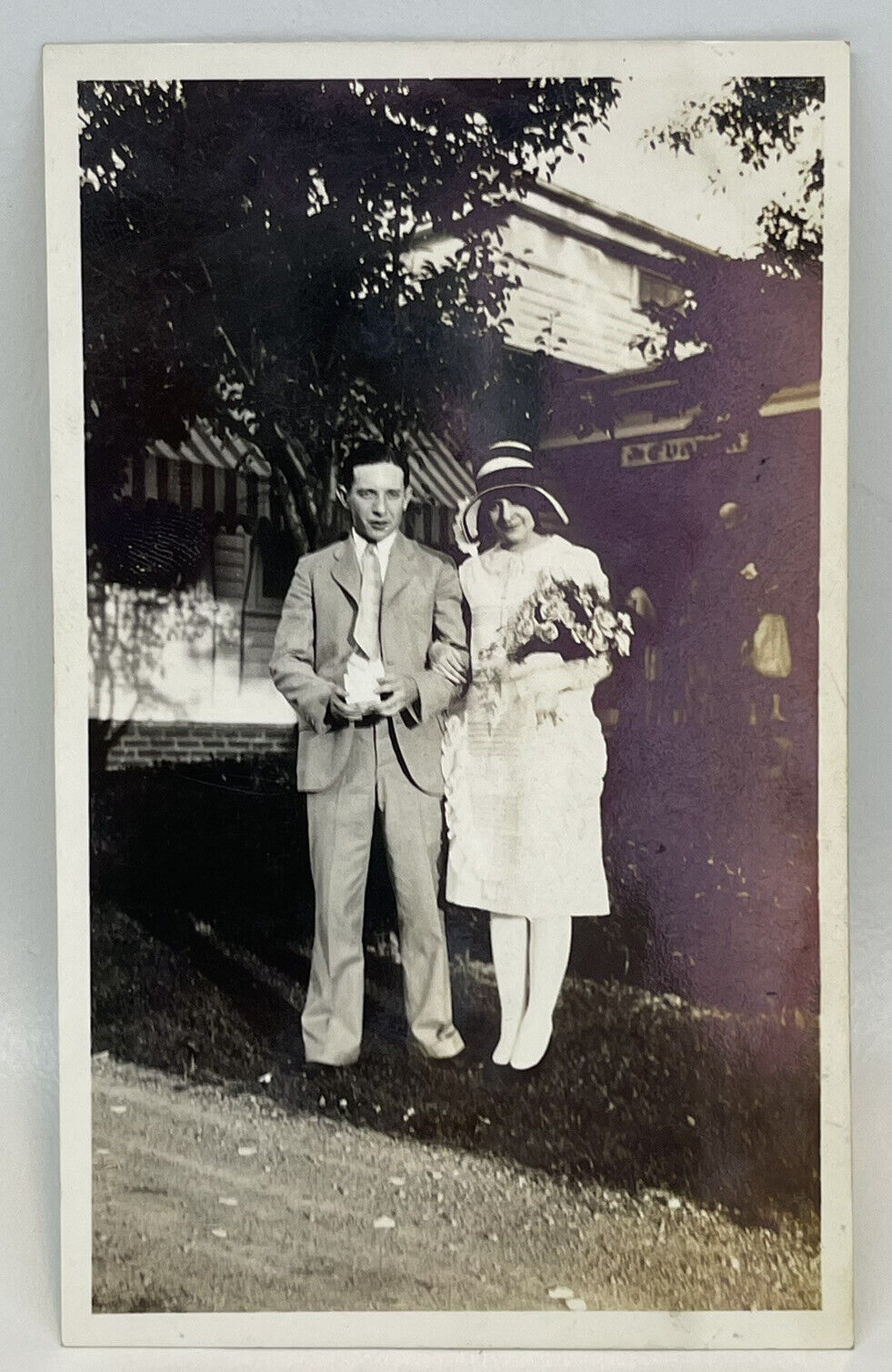 Vtg 1928 Snapshot Photo Just Married Honeymoon Bound Couple Hat Bouquet