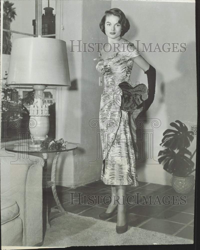 1952 Press Photo Actress Dee Hartford models taffeta cocktail dress in New York