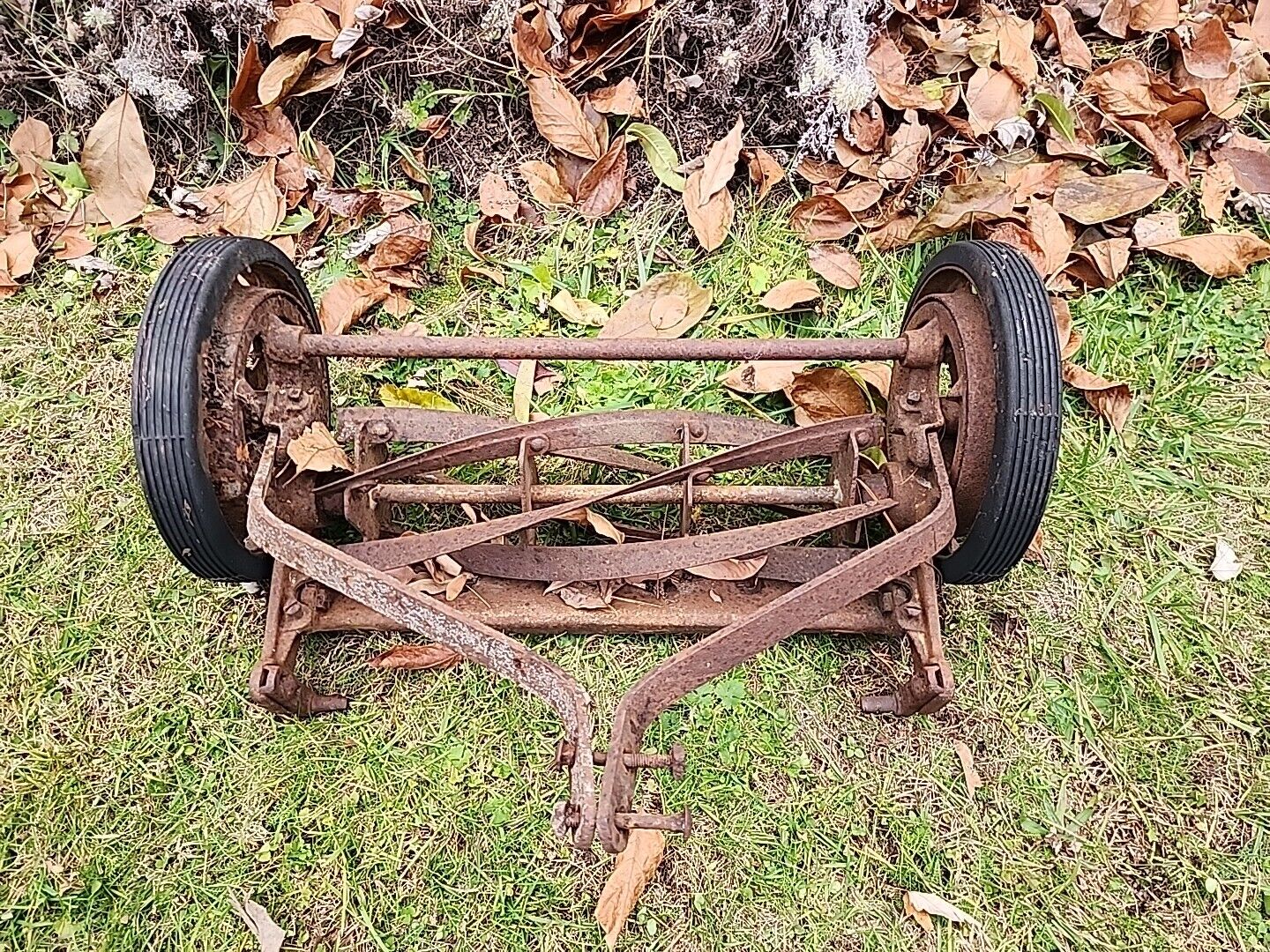Vintage Antique Metal Push Grass Cutter Mower Model GREAT STATES 400