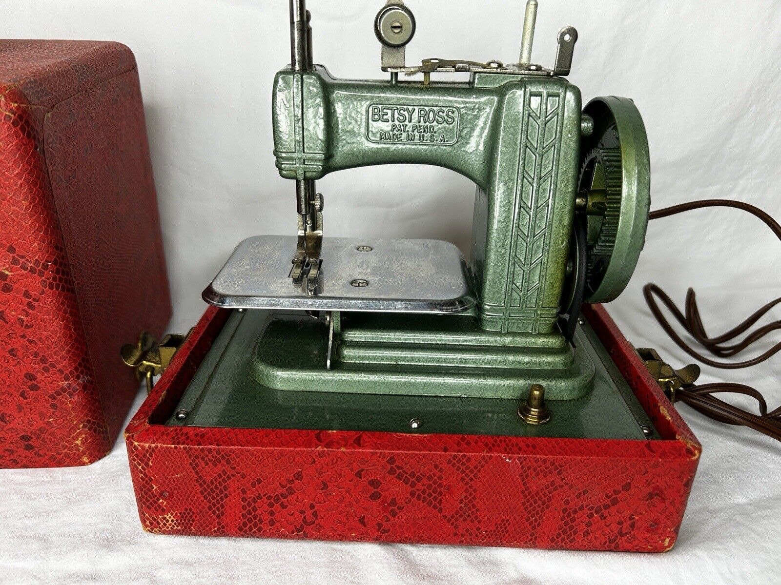 Vintage Betsy Ross Electric Child’s Sewing Machine In Case 1950s WORKS