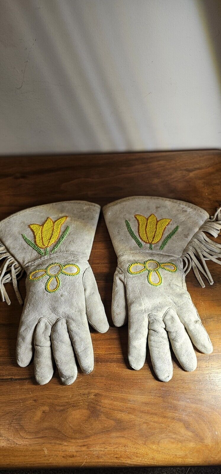 Antique OLD Native American  Indian beaded gloves 