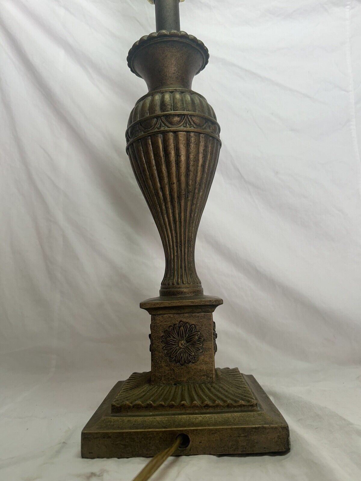 vintage table Lamp. Metal Cast. Colonial Style. Good Condition. Works Well