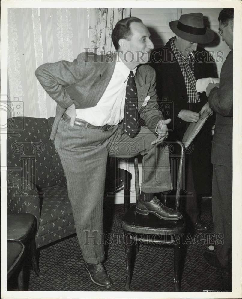 1948 Press Photo Union leader Harry Bridges at a press conference - afa54857
