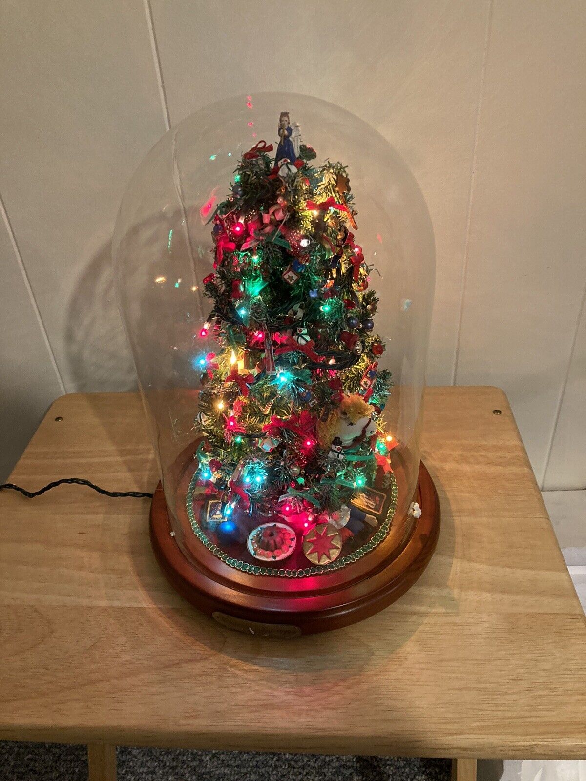 Danbury Mint 1999 Christmas Joy 13” Lighted Glass Domed Christmas Tree