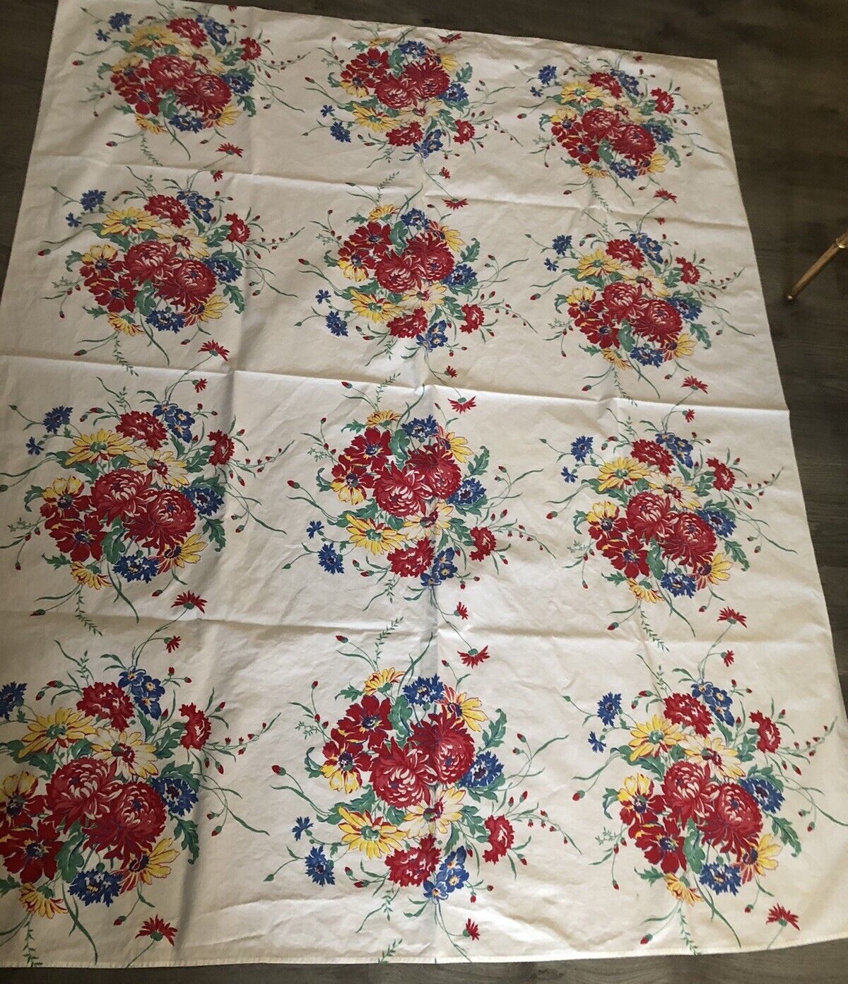 ~Gorgeous Vibrant Floral Vintage MCM French Country 53x64 Printed Tablecloth~