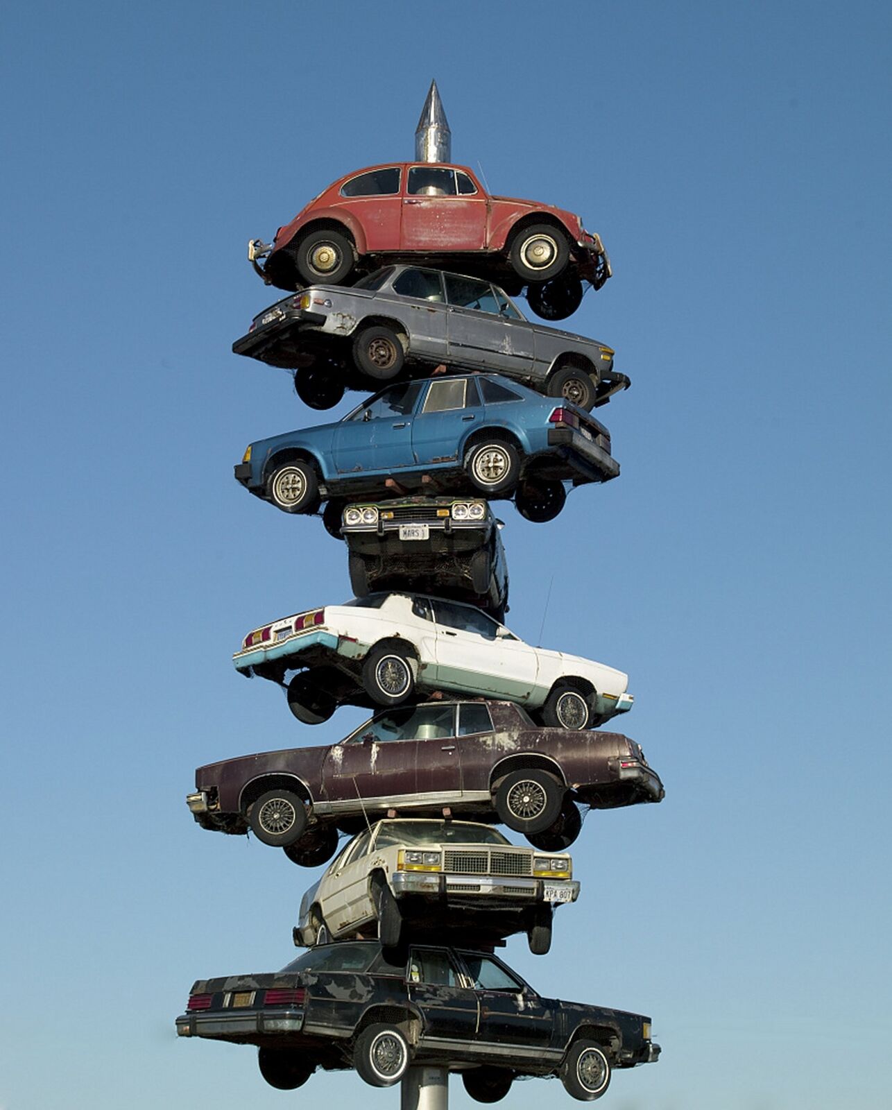 Old 1950s-60s JUNK CARS Stacked on Spindle, Berwyn, Illinois PHOTO  (204-N)