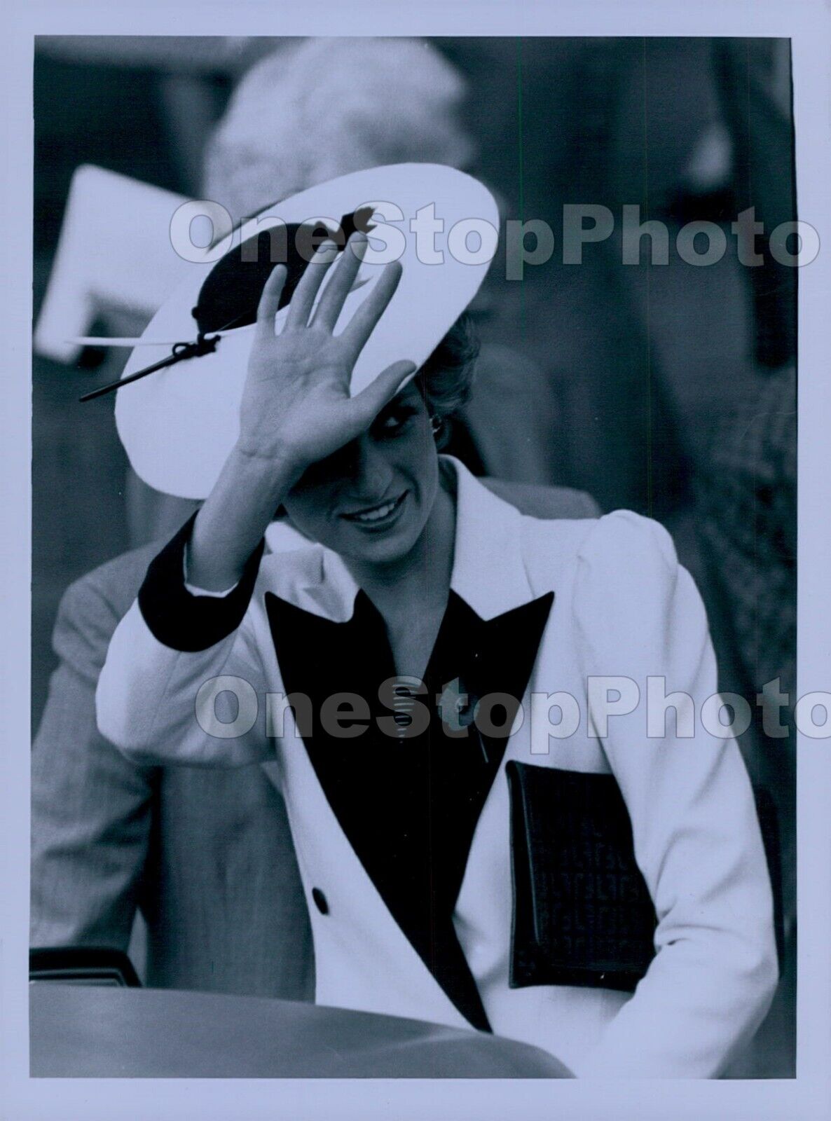 1985 Lovely Princess Diana Waving Wearing Remberance Poppy Press Photo