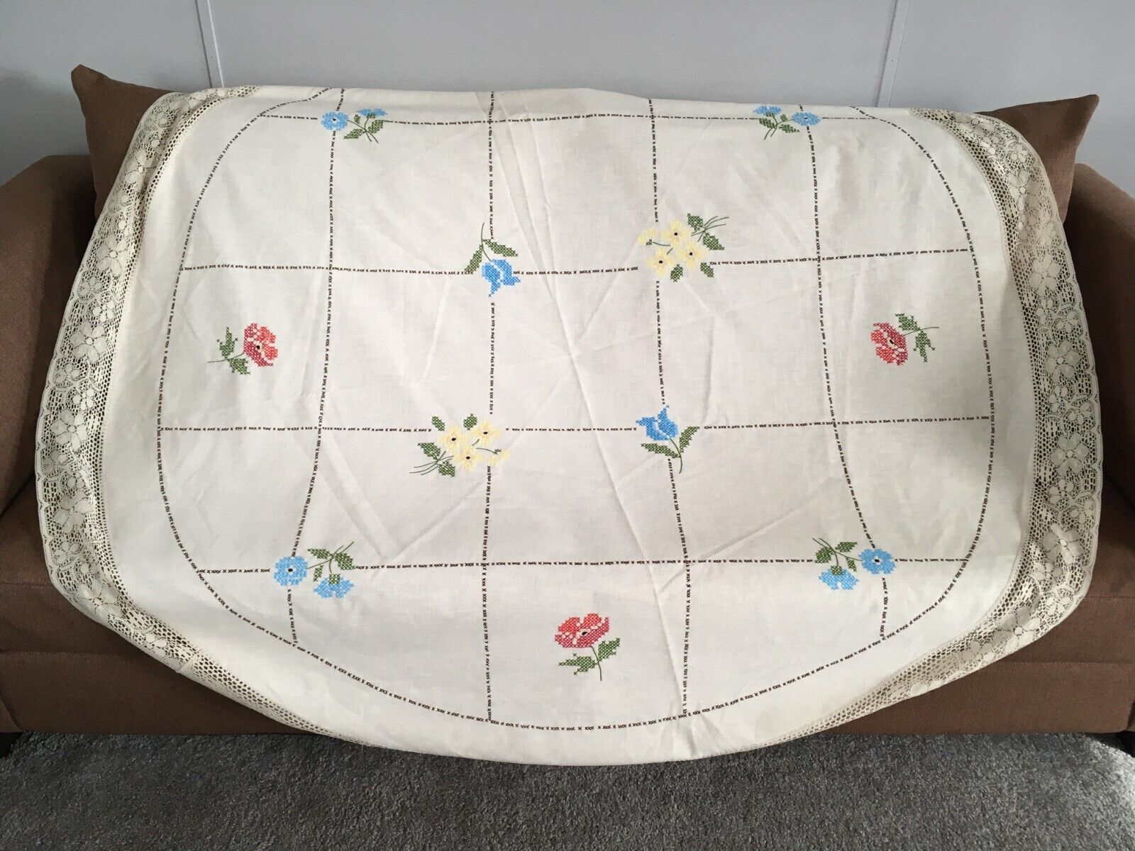 VTG Embroidered Spring Floral Flower Round Tablecloth Country Cottage Core READ