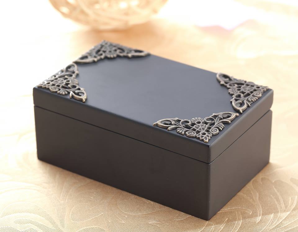 BLACK VINTAGE RECTANGLE WOOD WIND UP MUIC BOX  :  A THOUSAND YEARS