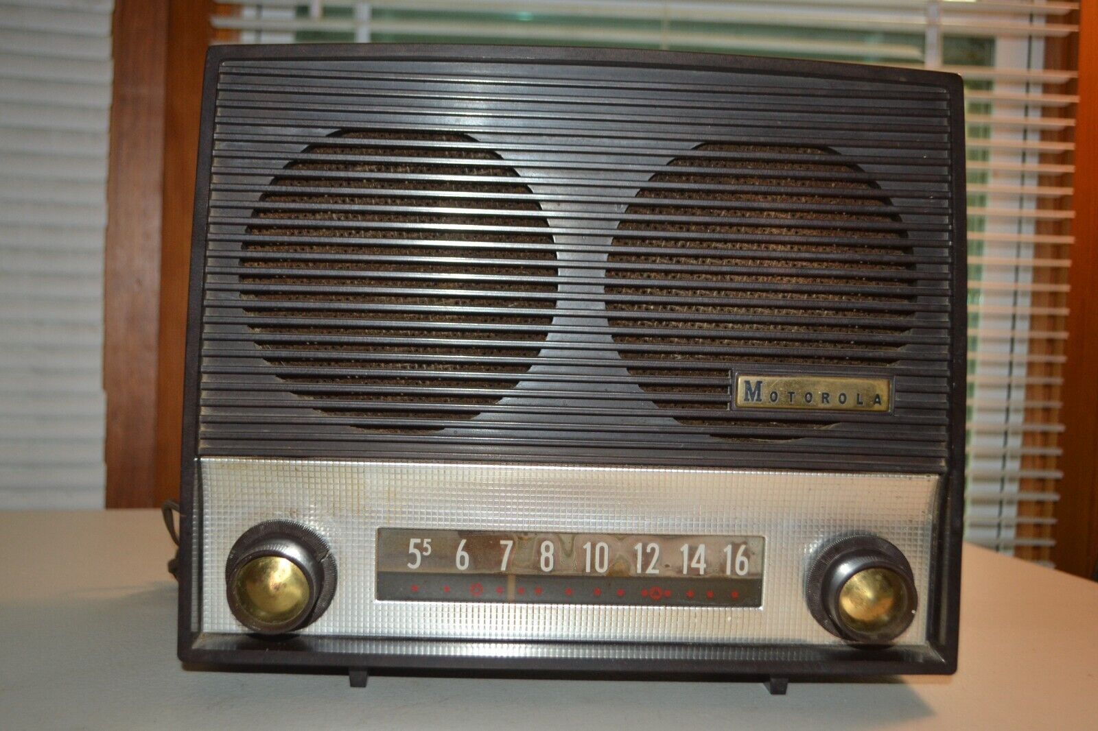 Vintage Motorola 64X Areo Vane High Efficiency Loop Tube Radio-Works