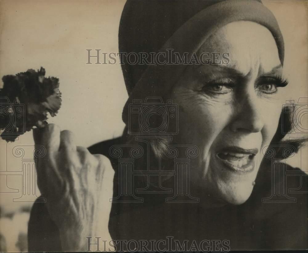 1975 Press Photo Gloria Swanson, actress - lrx38704