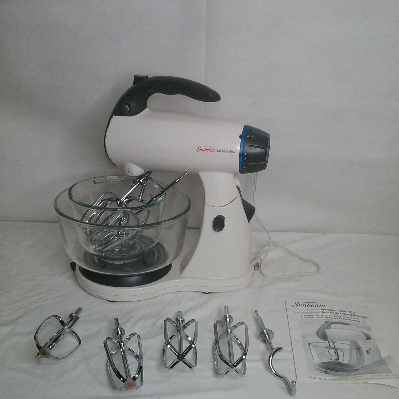 Sunbeam Mixmaster With 2 Glass Bowls and Extra Attatchments PN:161174