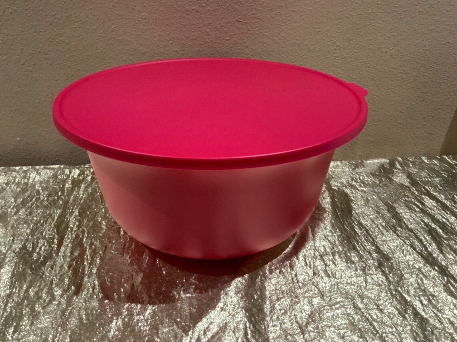 New Tupperware Aloha BIG Bowl 32cups Beautiful Redish Color 7.5L