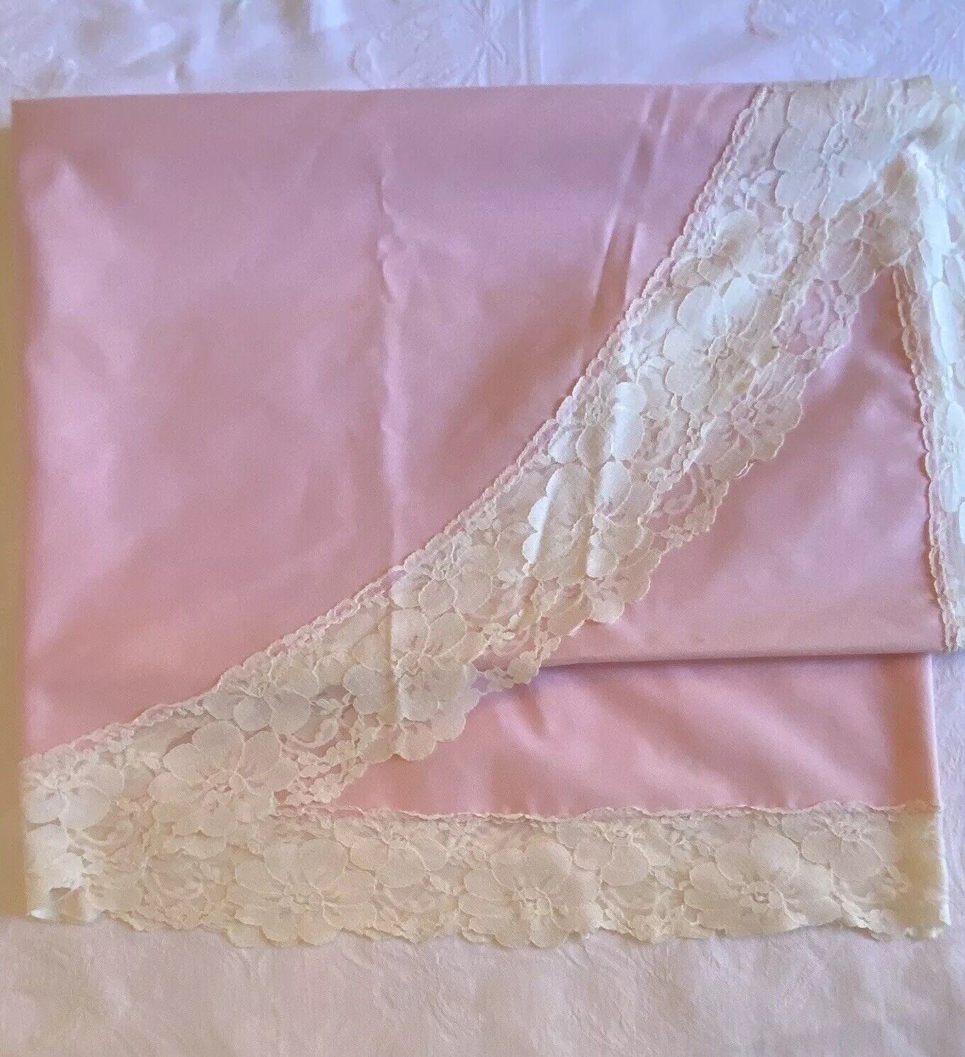 Vintage Pink Linen Oval Tablecloth with Wide Lace Floral Trim Mid Century 86x64