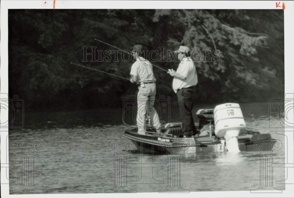 1987 Press Photo Larry Nixon and Stanley Mitchell go fishing in their boat