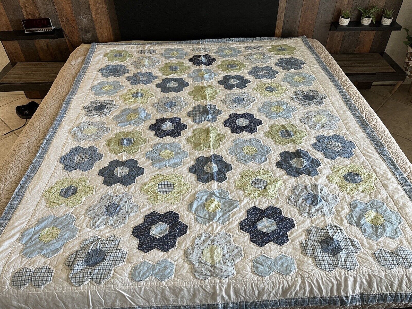 VTG Grandmothers Flower Garden Quilt Handmade Hand & Machine Stitched 64 \