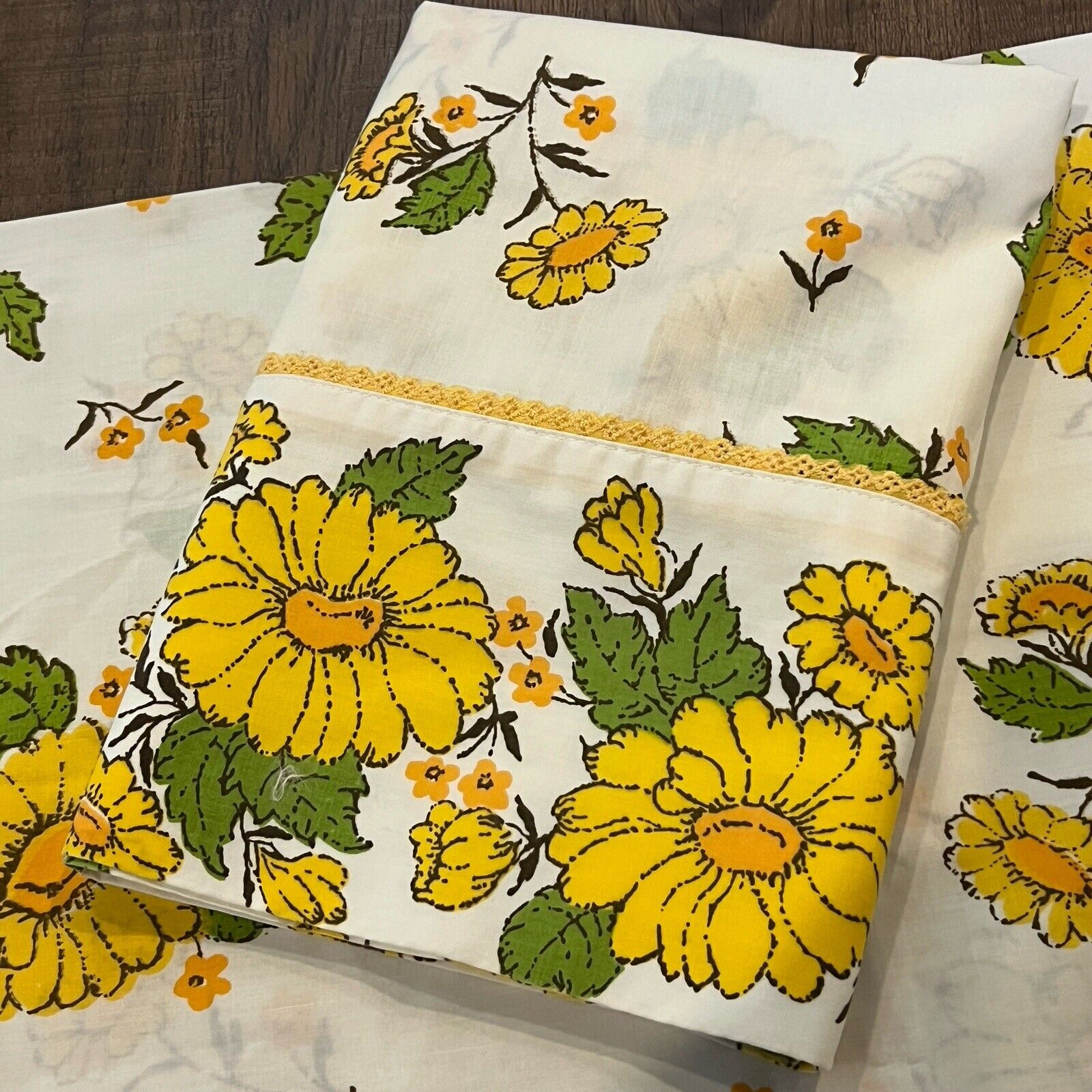 Set 2 Vtg Bed Pillowcases Daisy Sunflower Yellow Green Orange Floral 70s Percale