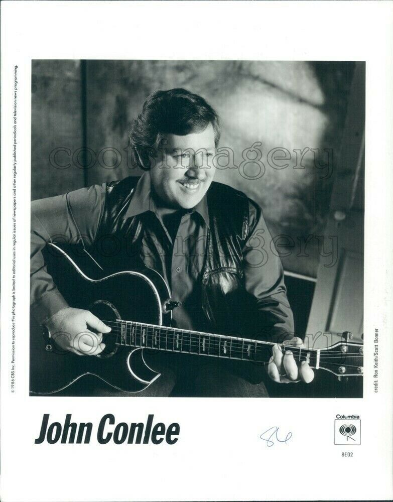 1986 Press Photo Country Singer John Conlee Playing Acoustic Guitar