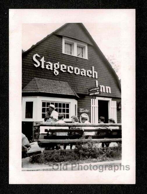 STAGECOACH INN TOURISTS BENCH OLD/VINTAGE PHOTO SNAPSHOT- M722