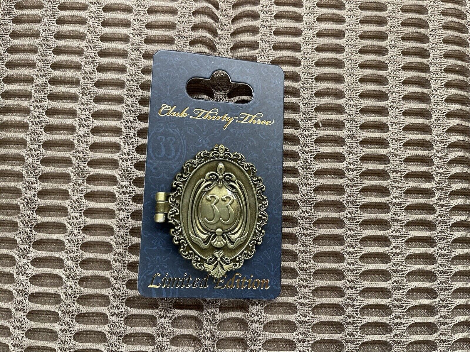 CLUB 33 SPECIAL HINGED WALT DISNEY PORTRAIT PIN- Limited Edition 2000 Sold Out