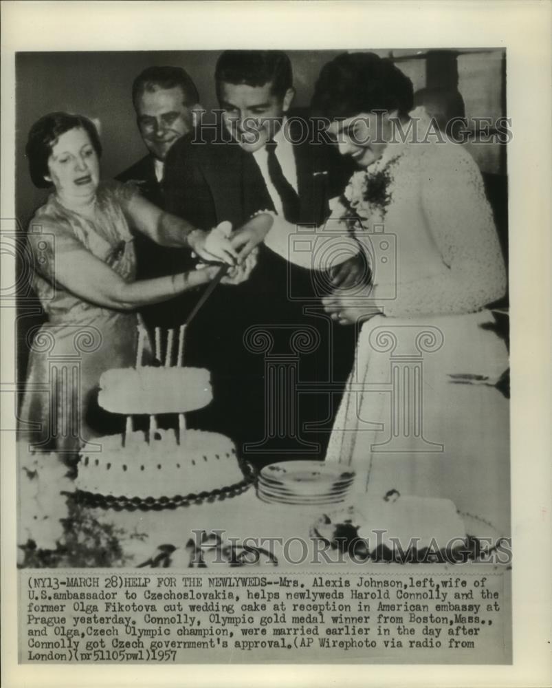 1957 Press Photo U.S. Ambassador\'s wife helps cut cake, Connolly/Fikotova wed