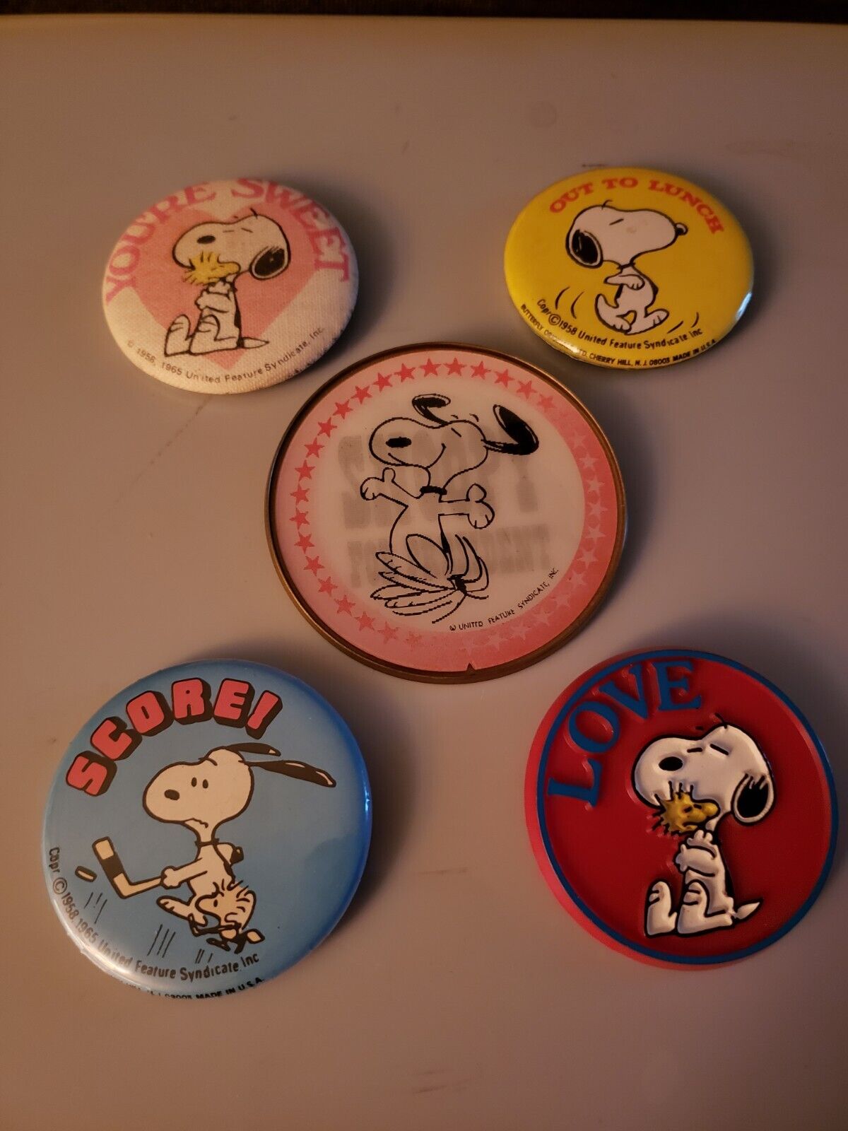 1958 1965 Snoopy United Feature Syndicate 5 Pin Back Buttons Peanuts Hallmark 