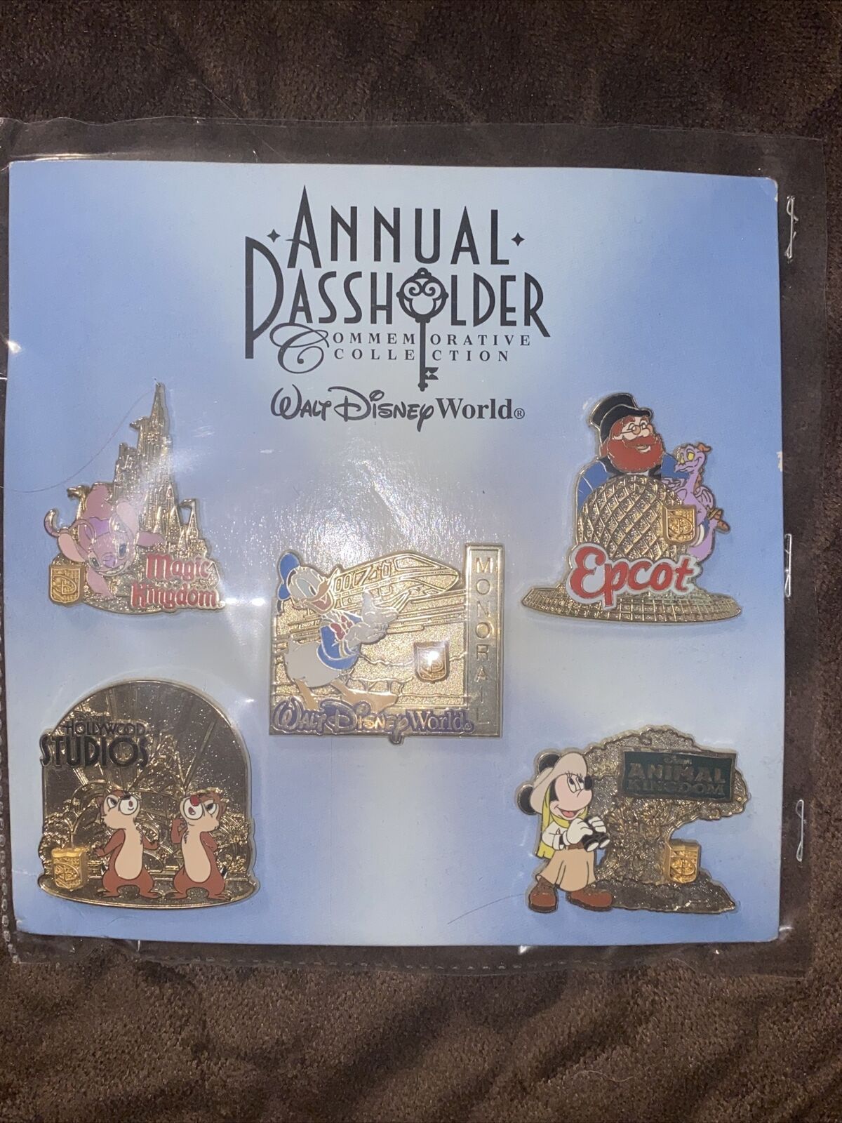 Disney Pin Annual Passholder 2014 Commemorative Collection   LE   NEW on Card