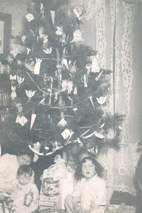 Antique Christmas Photo 1900\'s 5x7 - Kids on Xmas Morning Tree & Presents Angels