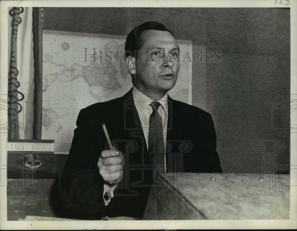 1950 Press Photo Unidentified Man At A Podium - mjp39847