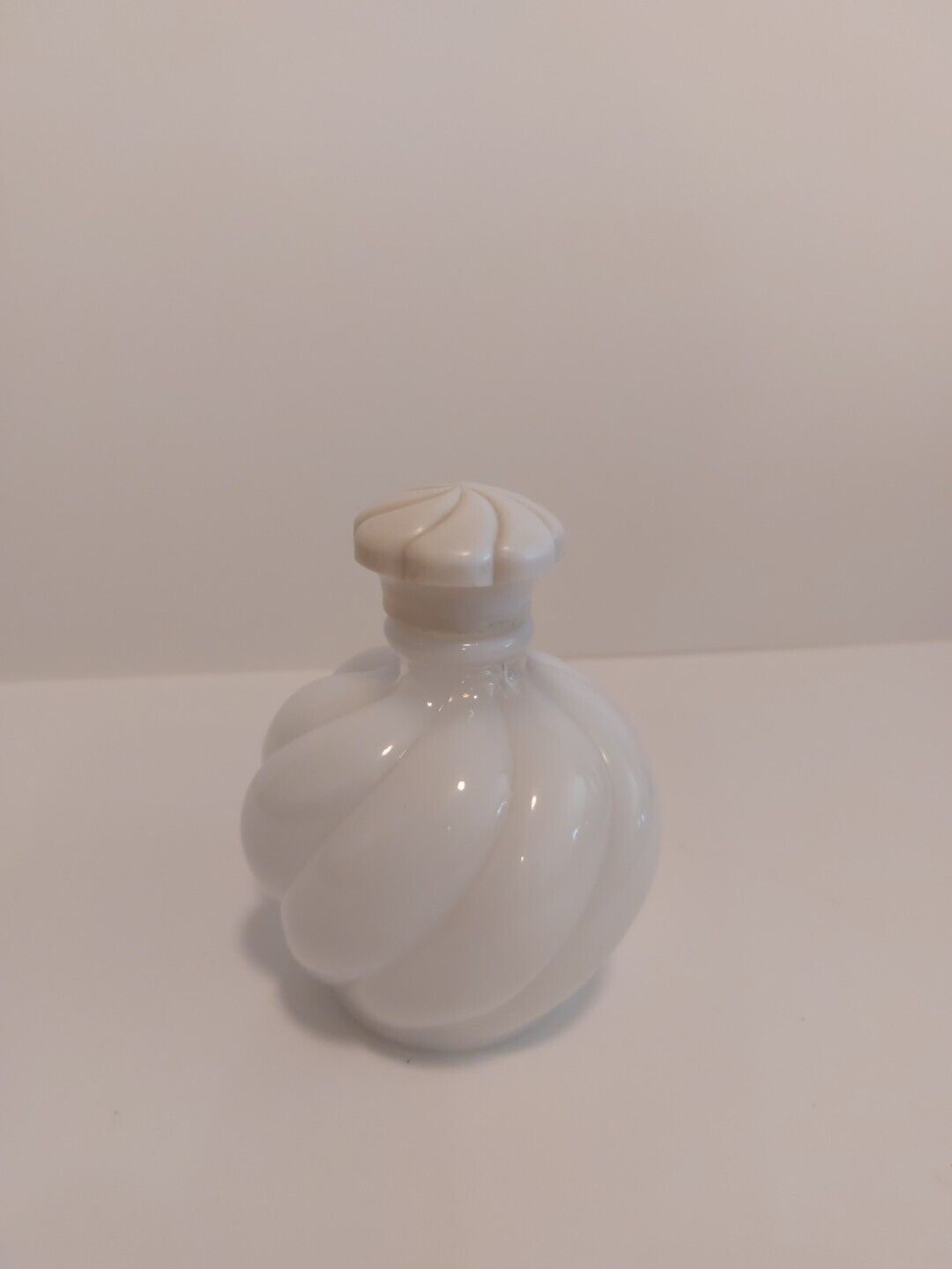 VTG 1930\'s Fenton DeVilbiss Glass White Opalescent Swirled Melon Perfume Bottle