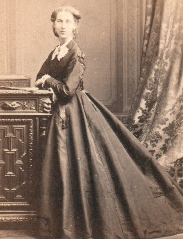 1860 CDV. Young Parisian nobility woman to identify. Photo Franck Paris. Fashion