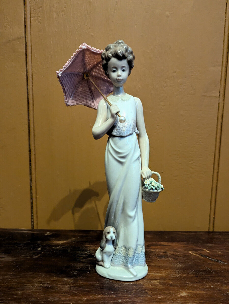 Vintage SIGNED LLADRO #7617 Porcelain Figurine Garden Classic Woman w/ Umbrella