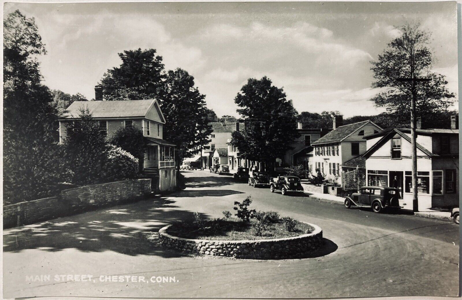 CHESTER, CONN. C.1940 RPPC.(N47)~VIEW OF MAIN STREET AND OLD AUTOMOBILES