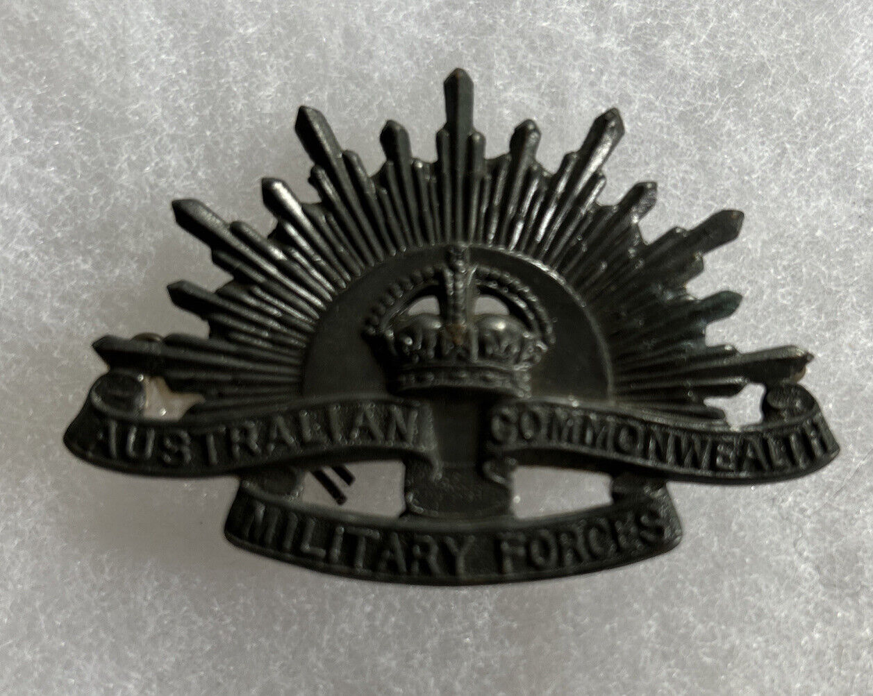 Australian Commonwealth Military Pin Forces Hat Clip Crown Collectable Vintage 