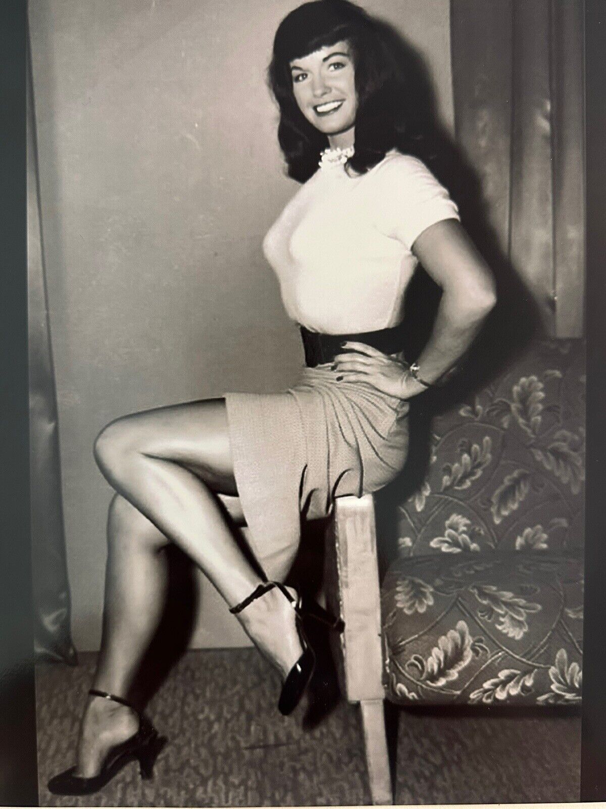 Bettie Page Photo 8X10 Original Type 2 Pinup Sexy Risque - Sitting Perky