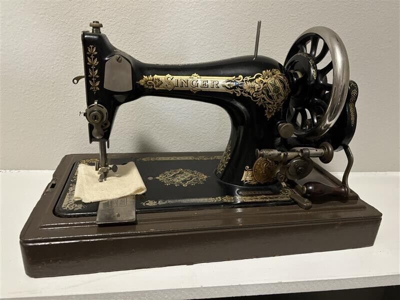 Singer Vintage Sewing Machine with Hand Crank (Serial Number: G2427104)