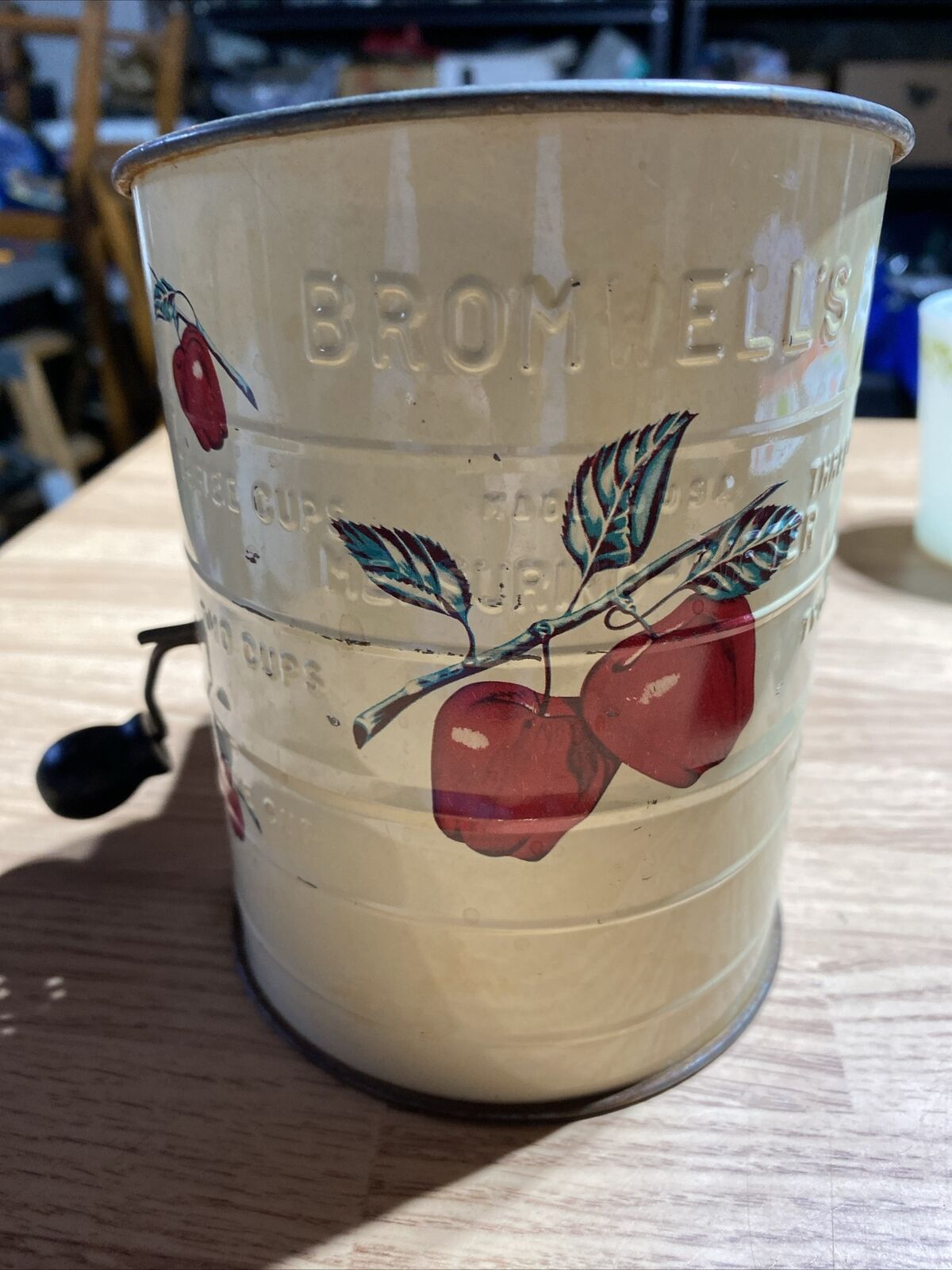 Vintage BROMWELL'S Measuring 3-Cup Metal Flour Sifter w/ Apple Design