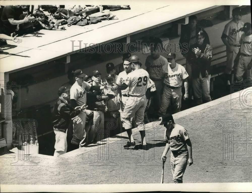 1968 Press Photo Braves Team mates congratulates Felipe Alou after Home Run