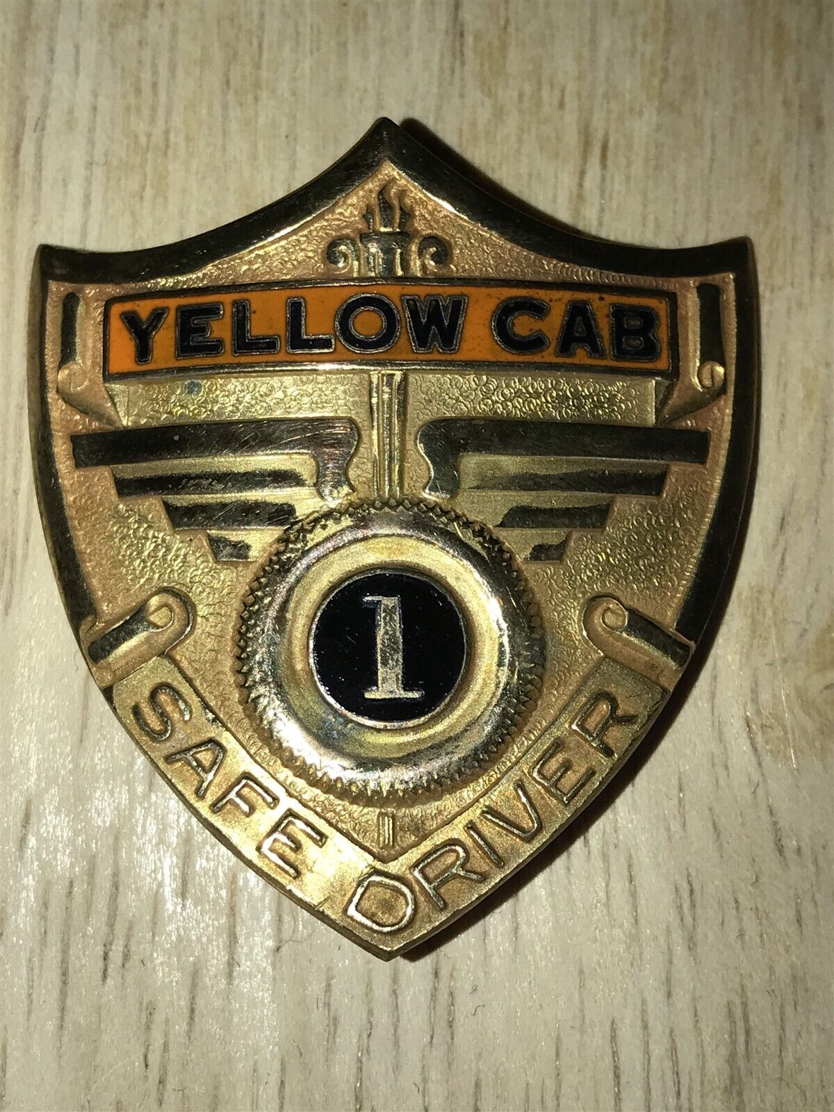 VINTAGE CHICAGO YELLOW CAB 1 YEAR SAFE DRIVER AWARD PIN UNIFORM BADGE 1920s TAXI