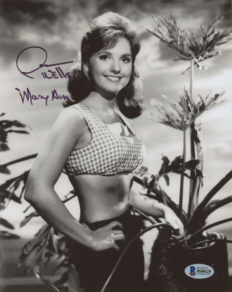 Dawn Wells as Mary Ann in Gilligan\'s Island Facsimile Autograph Photo 8\