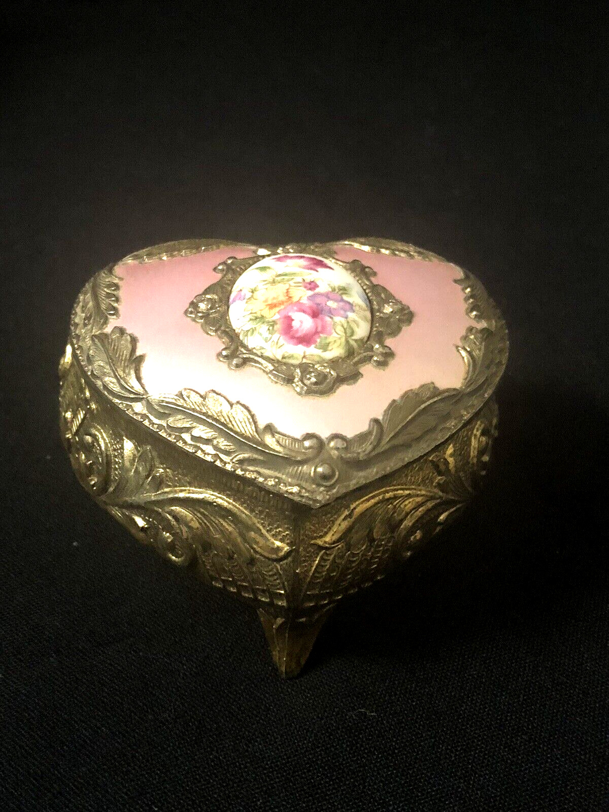 Vintage heart shaped trinket box w/faux floral cameo Gold tone & Pink top