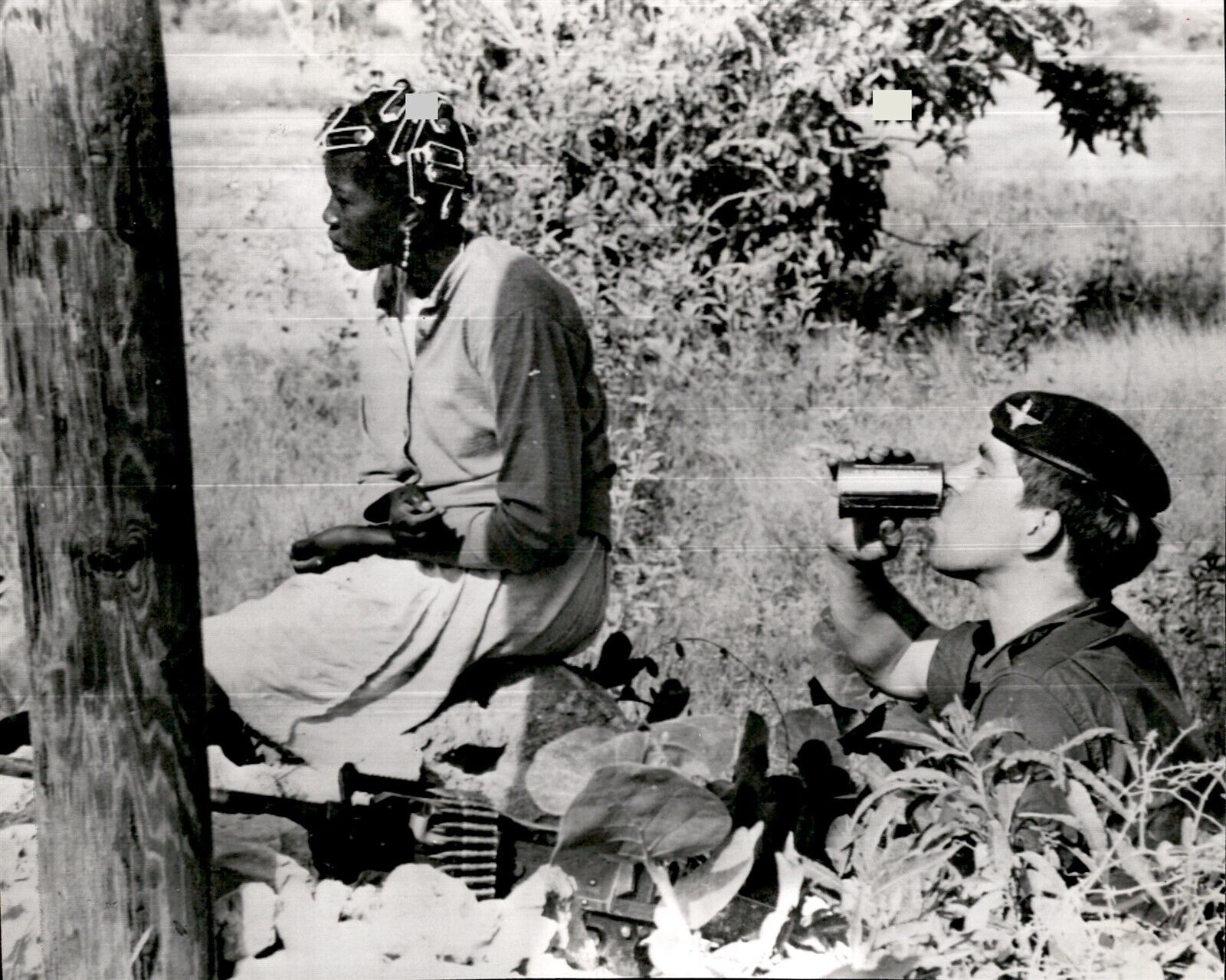LD250 \'69 Wire Photo BRITISH SOLDIER RED BERET INVADES CARIBBEAN ISLAND ANGUILLA