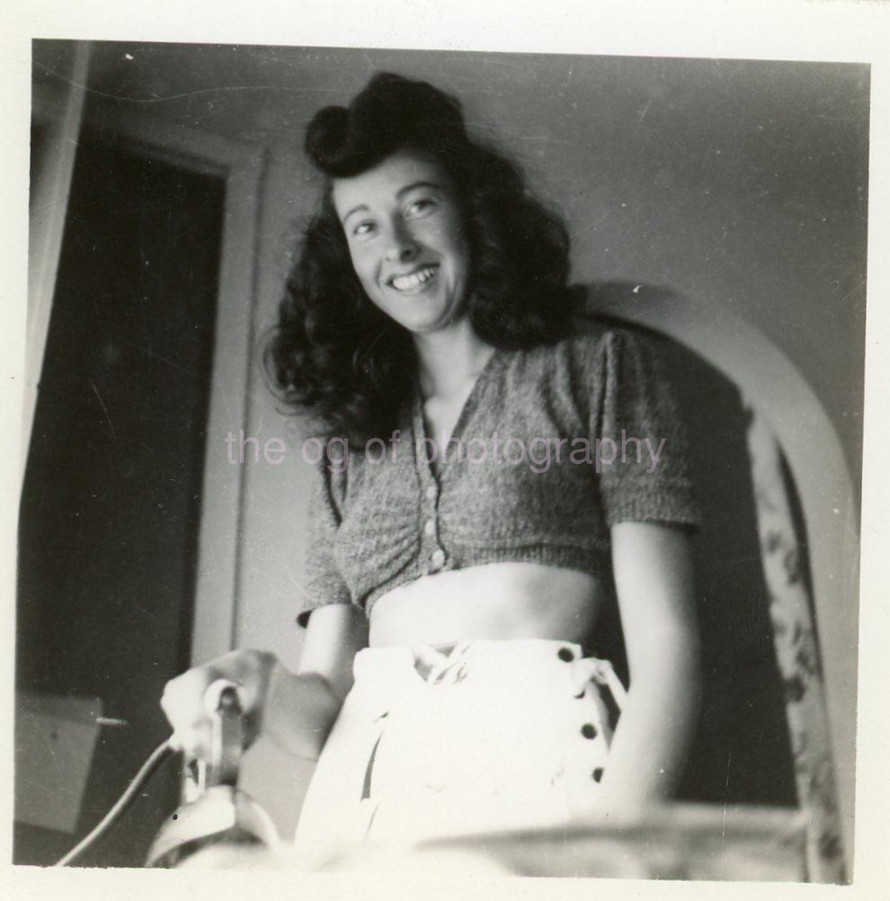1940\'s WOMAN Vintage Portrait FOUND PHOTO Black And White ORIGINAL 312 LA 87 S