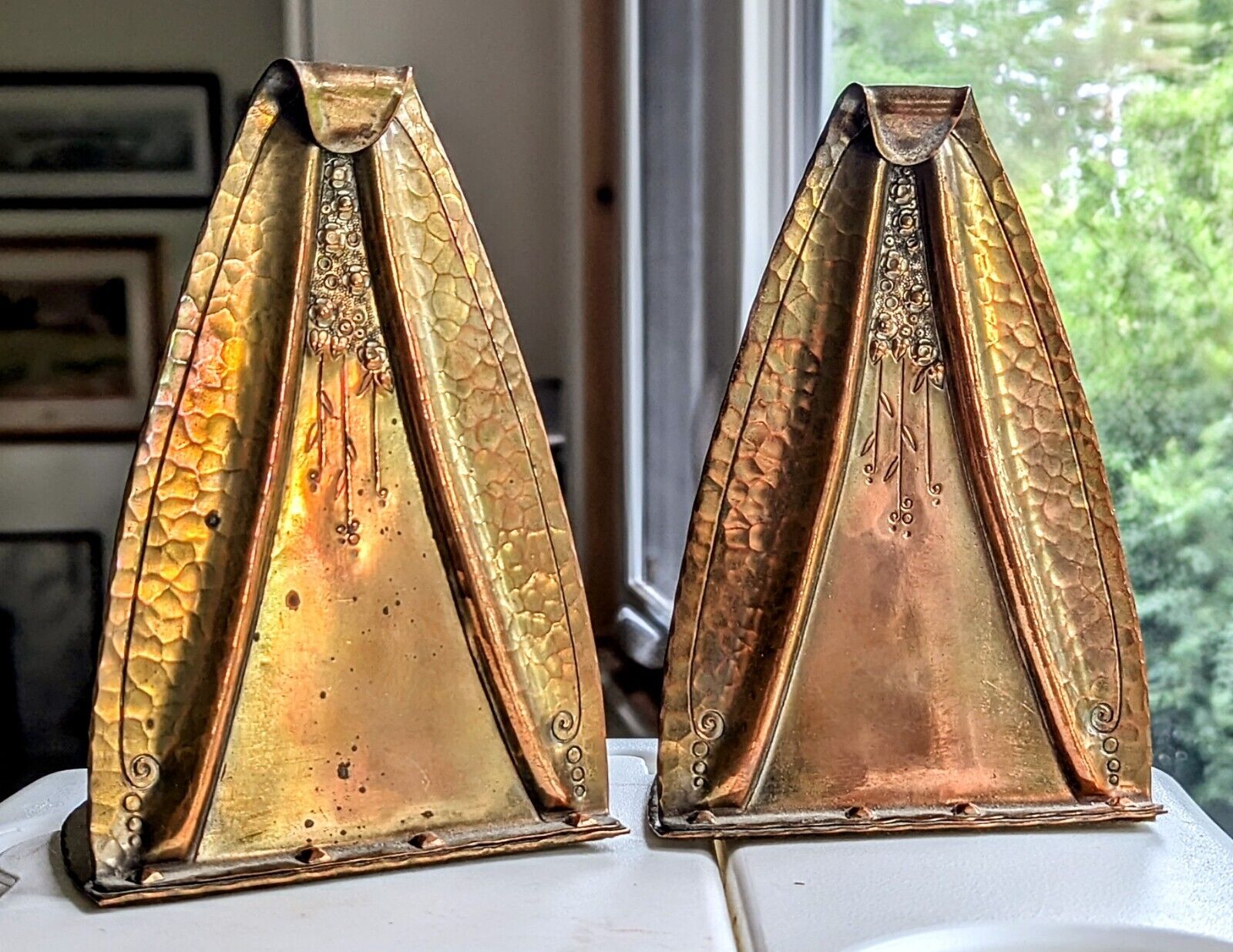 ANTIQUE ROYCROFT~BOOKENDS~ARTS&CRAFTS~MISSION~HAND HAMMERED/TOOLED BRASS c 1915
