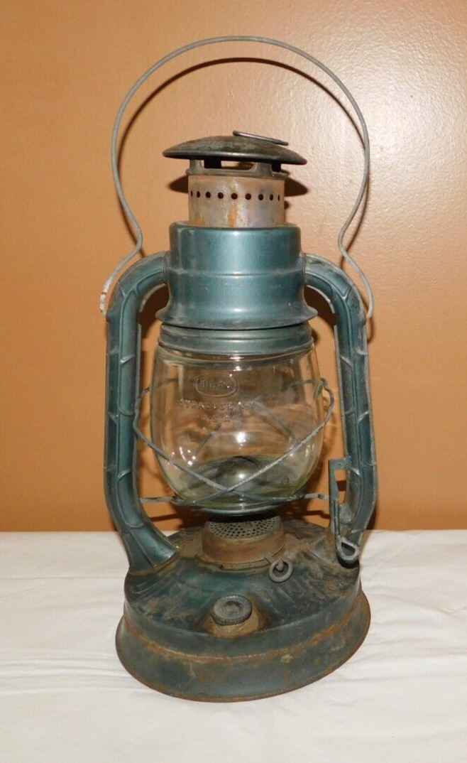Vintage Dietz N.Y. USA No. 2 D-Lite Kerosene Lantern Dietz Glass Globe