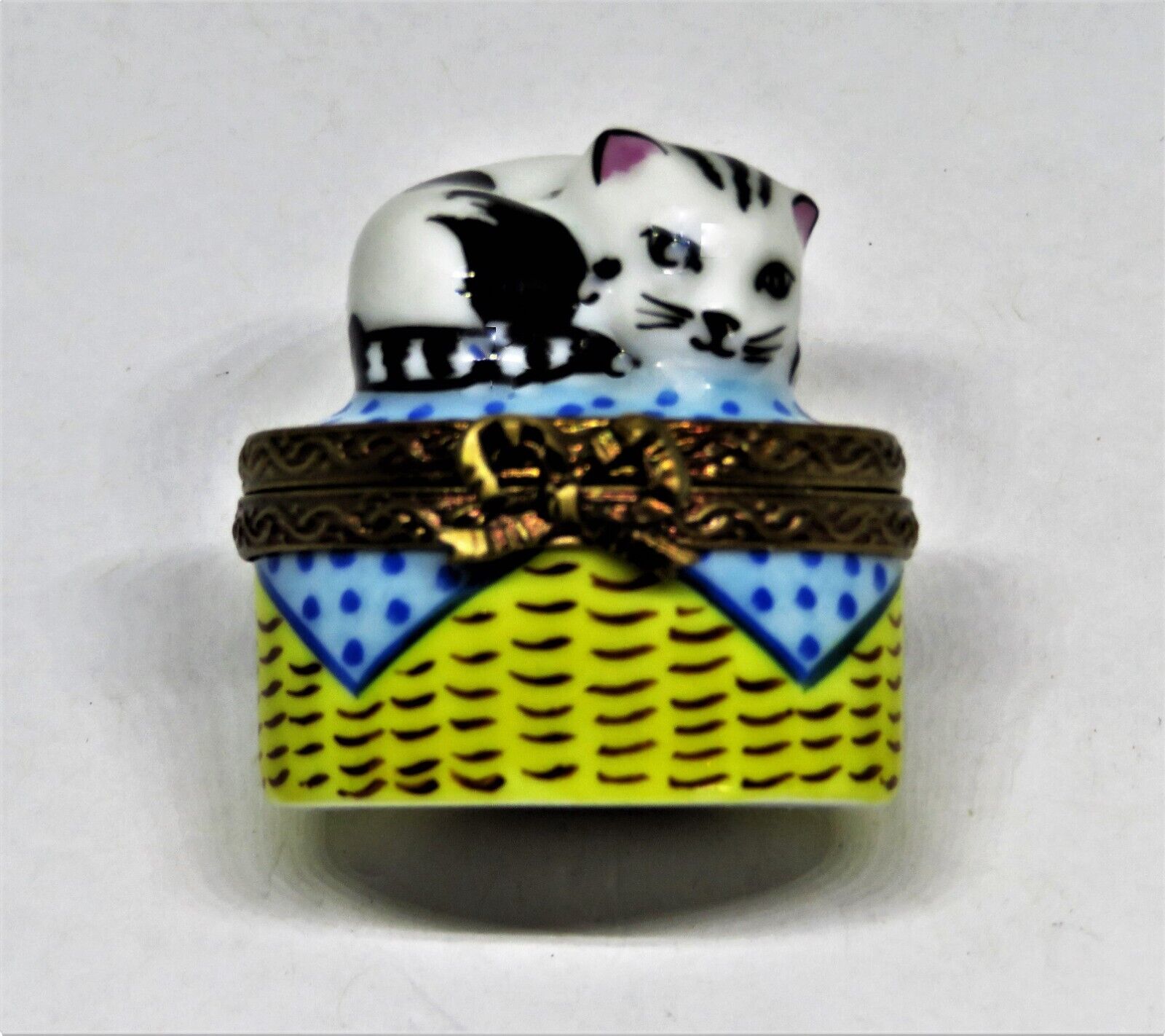 LIMOGES FRANCE BOX ~ KITTEN ON A WICKER BASKET ~ KITTY ~ CAT ~ MOUSE ~PEINT MAIN