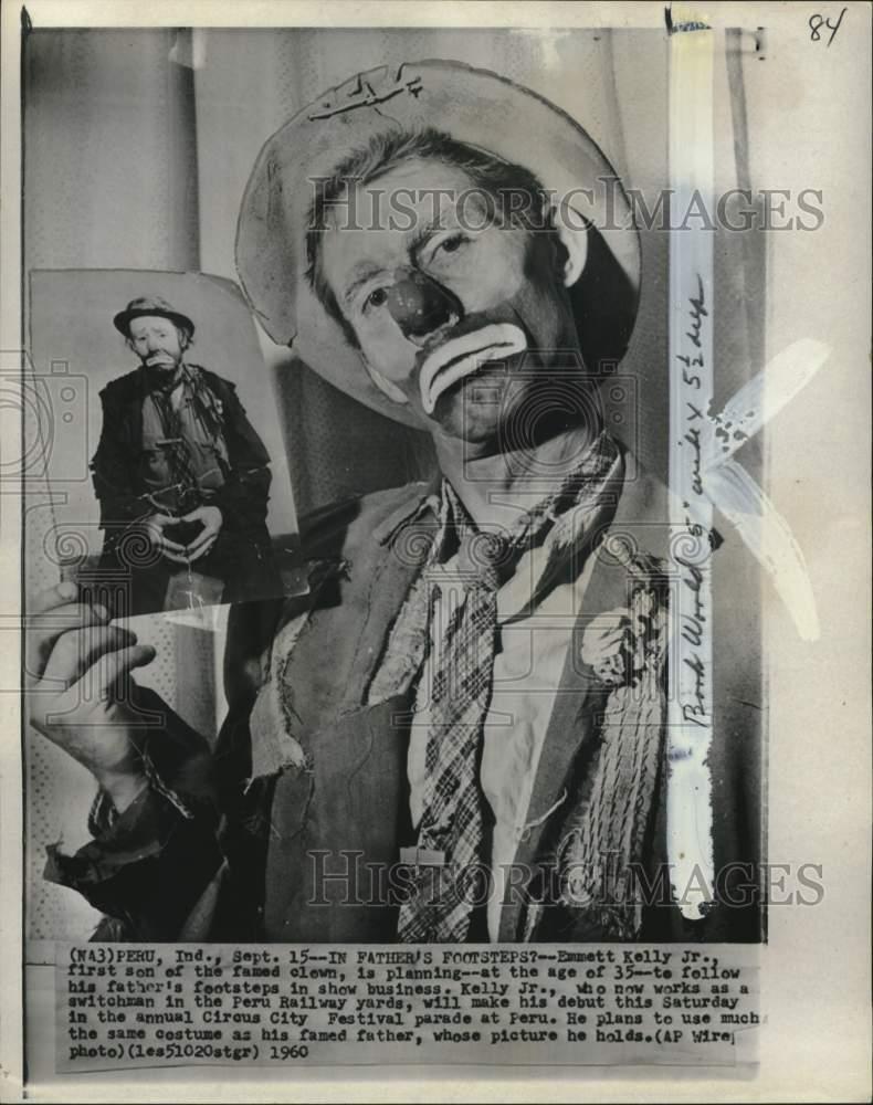 1960 Press Photo Emmett Kelly Jr. in clown costume with his father\'s photo in IN