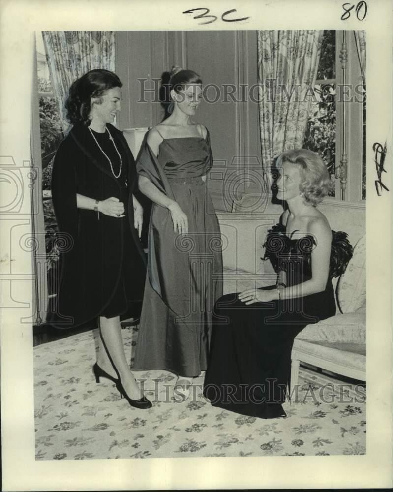 1972 Press Photo Mrs.Kathlyn Clark Walker,company models Pauline Trigere dresses