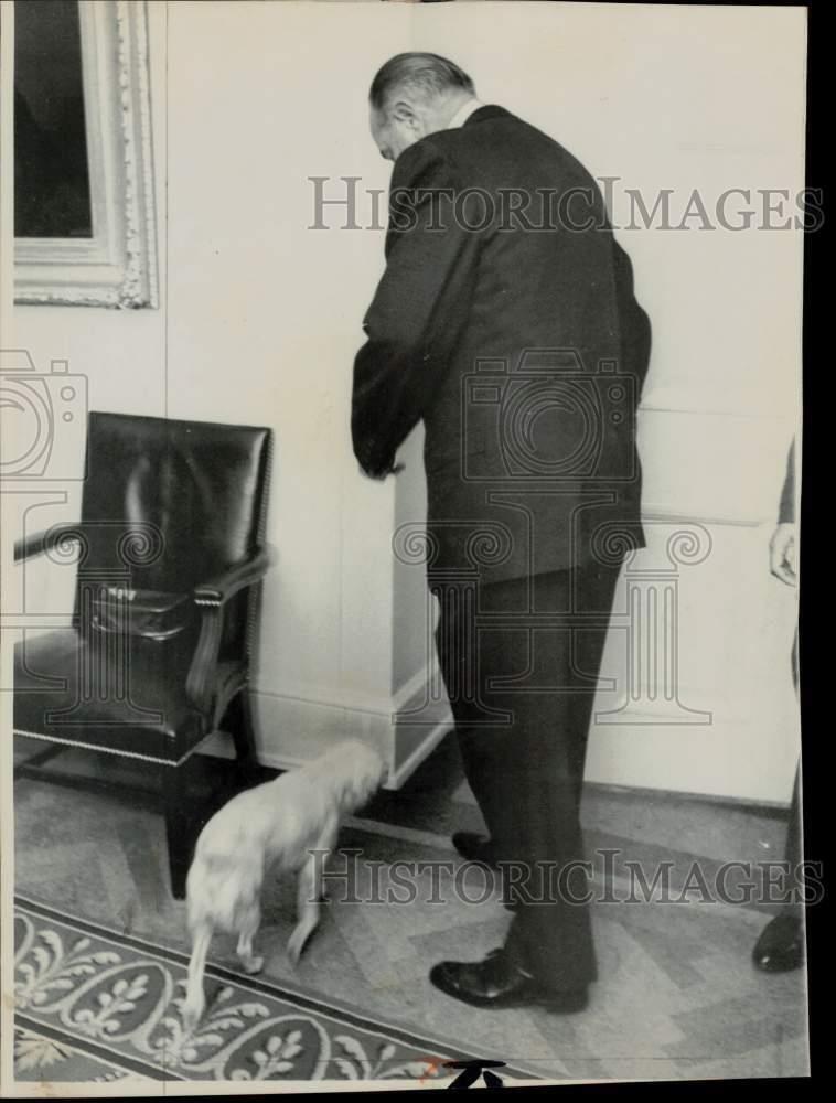 1967 Press Photo President Lyndon Johnson greets newest White House pet, Yuki